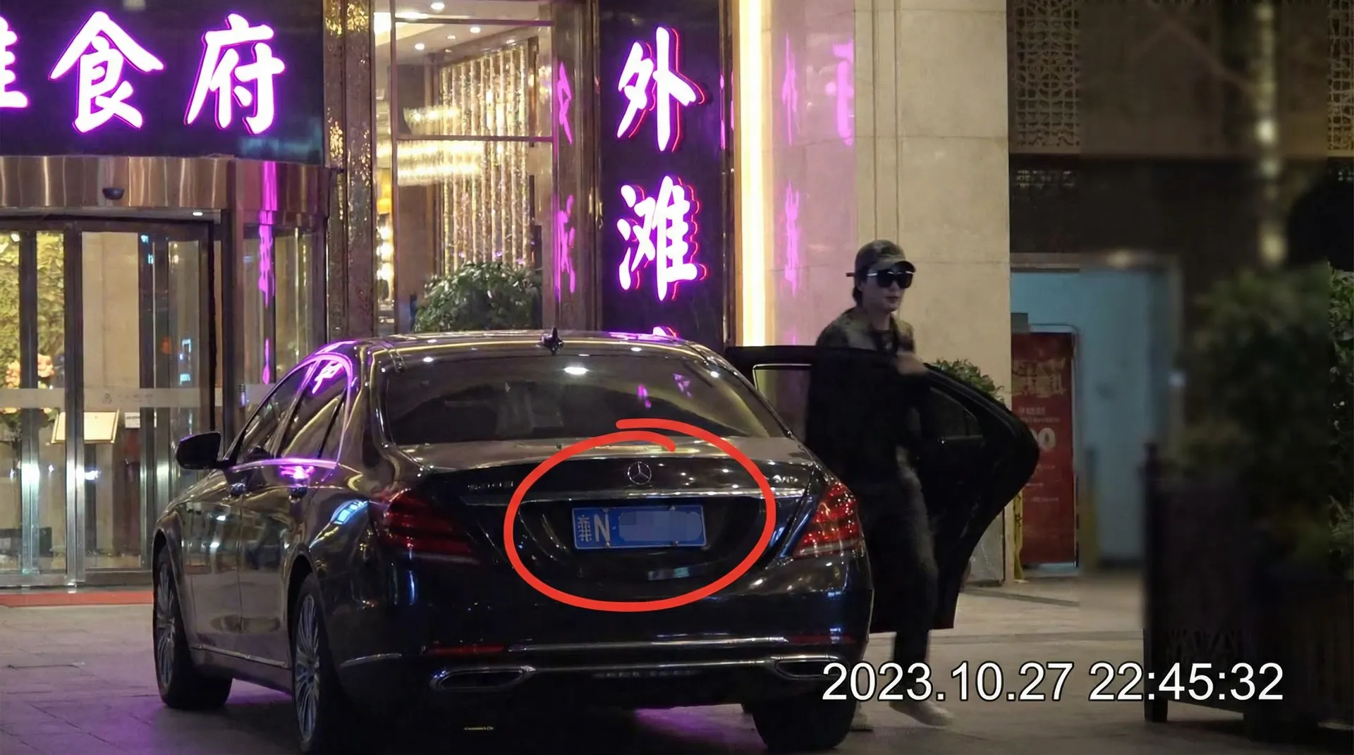 澳门皇冠娱乐 - 豪车餐厅外偷拍