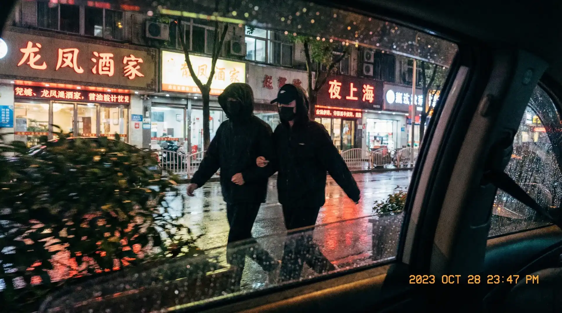澳门皇冠娱乐 - 顶流明星深夜密会现场抓拍照片